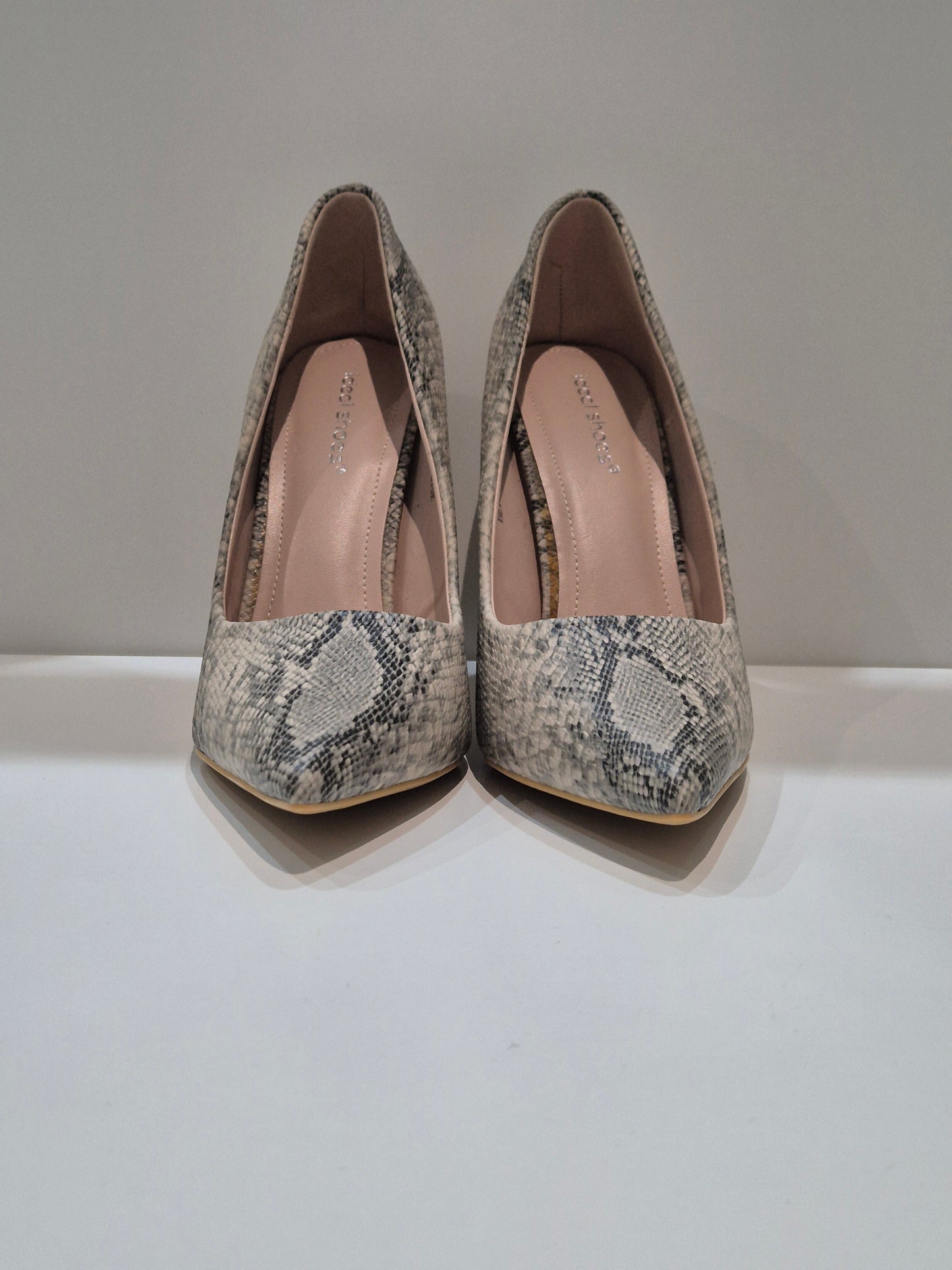 Ideal shoes bold heel