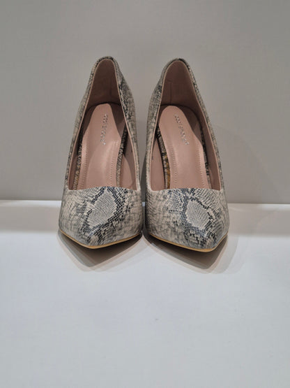 Ideal shoes bold heel