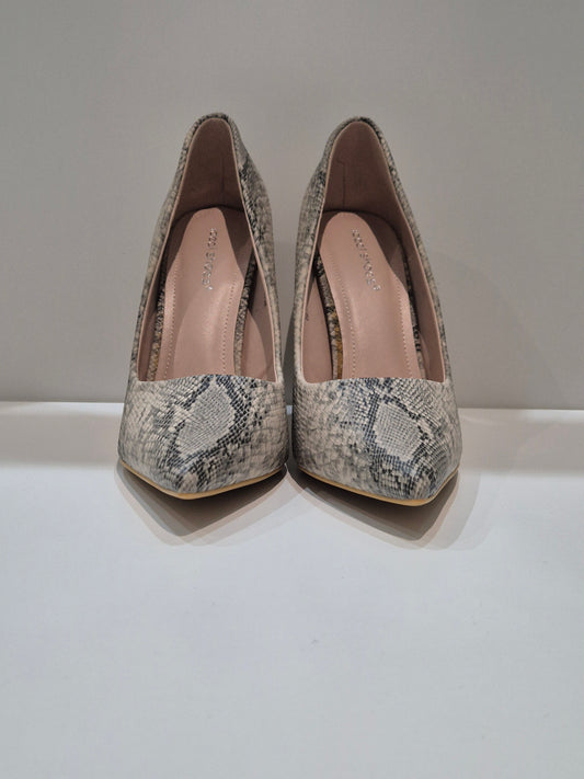 Ideal shoes bold heel