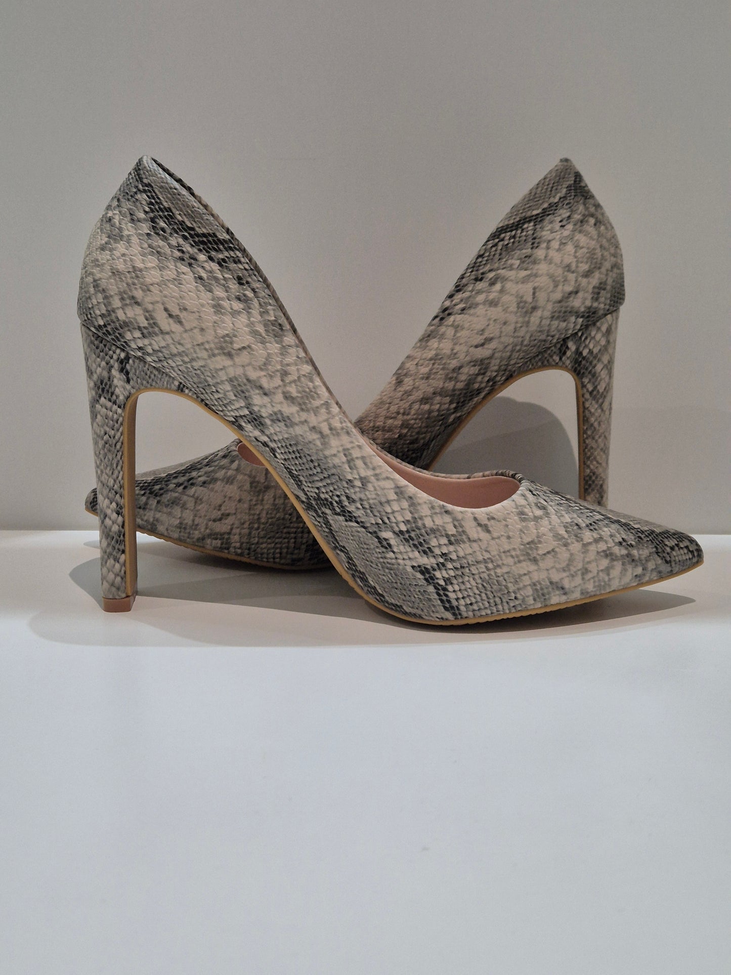 Ideal shoes bold heel