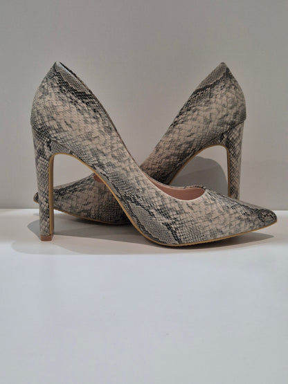 Ideal shoes bold heel